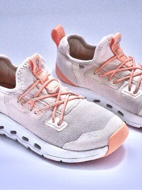 ☁️ On Running Cloud Sneakers - Peach/Beige - Little Kid’s Size 11 (EU 28.5) ☁️